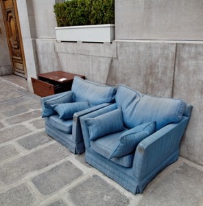 Fauteuils bleus jetés dans la rue.